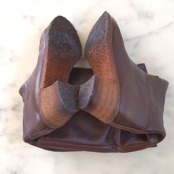 Woman's Leather pull on boots with faux fur inside and strong/non-slip sole. - Picture 3 of 6